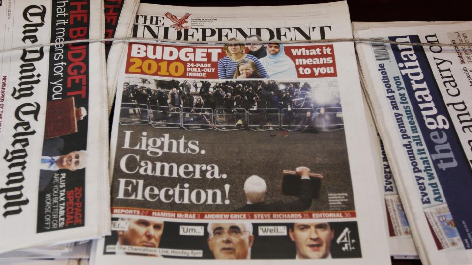 BILLIGAVIS: Den liberale britiske avisen The Independent ble torsdag kj�pt opp av russeren Aleksandr Lebedev. Foto: REUTERS / Luke MacGregor / SCANPIX