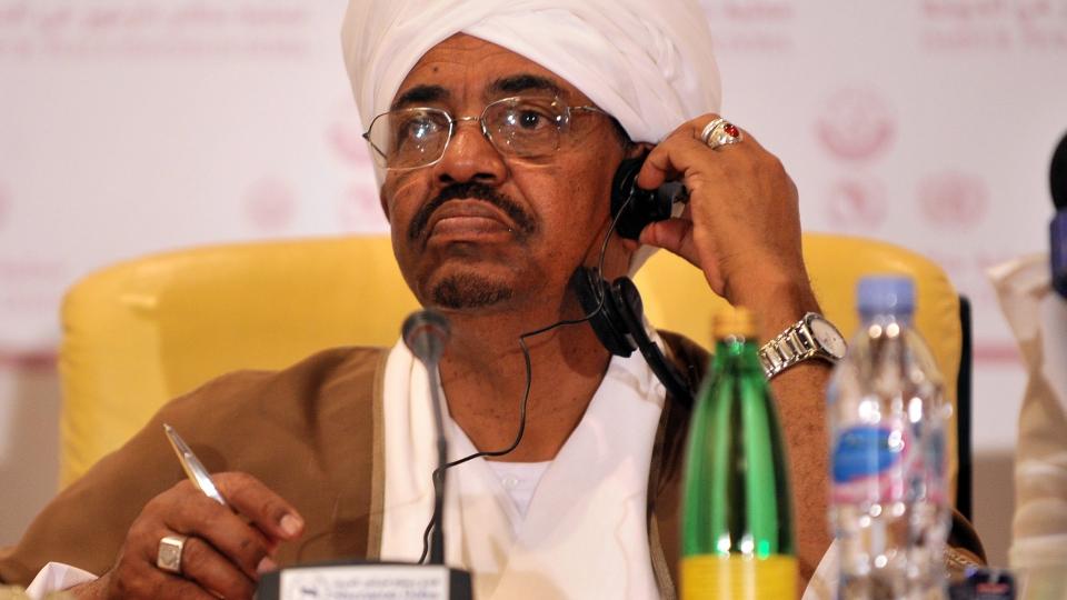ALKOHOLFORBUD: Omar Hassan al-Bashir vil ta i bruk pisk for � f� en slutt p� alkoholdrikkingen i landet. - Jeg bryr meg ikke om FN eller menneskerettighetsorganisasjoner, sier han. FOTO: EPA/STR