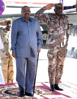 VIL TA I BRUK PISK: Sudans president Omar Hassan al-Bashir lover strenge straffer for brudd for alkoholforbudet nord i landet. Foto: REUTERS / Albert Gonzalez Farran / SCANPIX