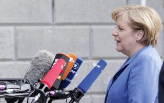 GIR HELLAS SIKKERHETSNETT: Tysklands forbundskansler Angela Merkel ble torsdag kveld enig med Frankrikes president Nicolas Sarkozy om et �finansielt sikkerhetsnett� som kan hjelpe Hellas ut av den �konomiske hengemyra. Foto: REUTERS / Sebastien Pirlet / SCANPIX