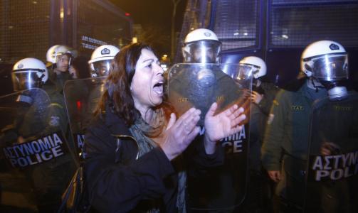 SOSIAL URO: Den �konomiske krisen i Hellas har f�rt til sosial uro. Dette bildet er fra en demonstrasjon i Aten sist tirsdag. Protestene rettet seg mot myndighetenes tiltak for � f� �konomien p� rett kj�l igjen. Foto: REUTERS / John Kolesidis / SCANPIX