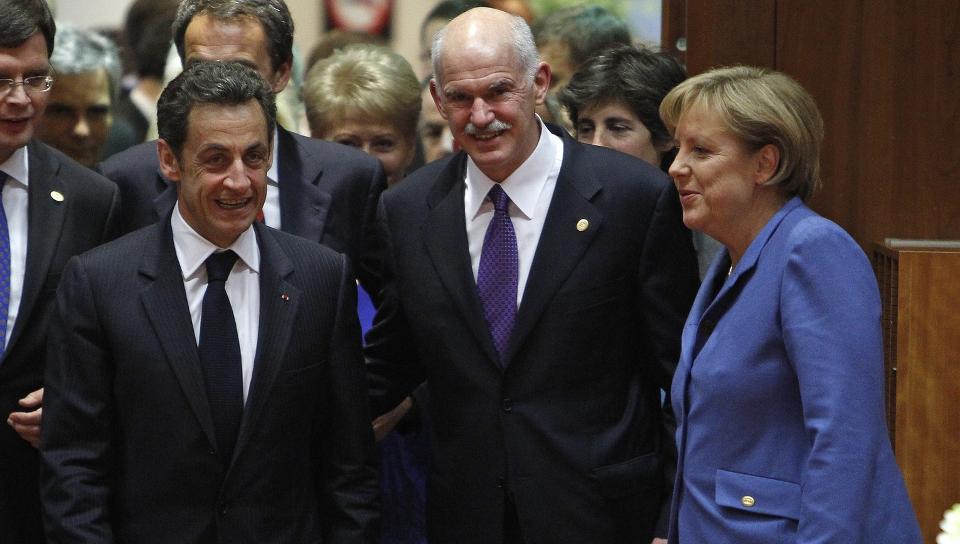 BLE ENIGE: Den greske statsministeren George Papandreou flankert av Frankrikes president Nicolas Sarkozy (t.v.) og Tysklands forbundskansler Angela Merkel. Rett f�r EU-toppm�tet startet ble Sarkozy og Merkel enige om rammene for en avtale som kan hjelpe Papandreou med � takle Hellas' �konomiske problemer. Foto: REUTERS / Yves Herman / SCANPIX