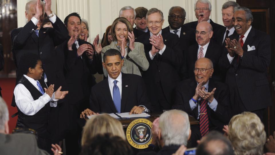 JUBEL OG FRYKT: P� tirsdag signerte president Barack Obama den nye helseloven med de viktigste st�ttespillerne i partiet som stolte gjester, men n� f�r flere demokrater f�le reformmotstandernes vrede p� kroppen.