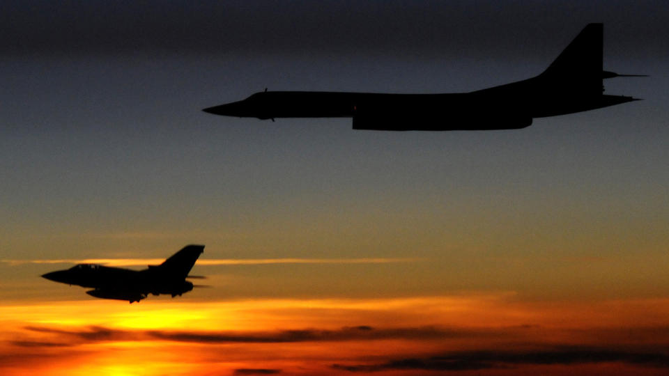 VISTE SEG FRAM: Et russisk TU-160 Blackjack-bombefly (�verst) blir her avsk�ret av et britisk Tornado F3-fly. Hendelsen skjedde 10. mars. Foto: REUTERS