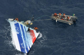 HAR FUNNET ENKELTE DELER: Men hoveddelen av flyet eller de svarte boksene er fortsatt ikke funnet. Foto: AFP PHOTO/BRAZILIAN NAVY/SCANPIX