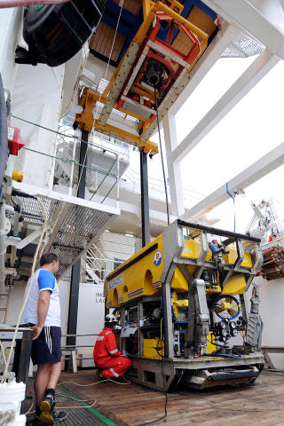 AVANSERT UTSTYR: Her unders�ker teknikere den fjernstyrt miniub�ten tilh�rende �Seabed Worker�. Den kan gj�re s�k p� 4000 meters dyp. Foto:  AFP PHOTO/Evaristo SA/Scanpix