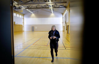 ZAPP: &mdash; Mange barn �zapper� seg vekk fra temaene eller fagene de ikke liker eller f�ler de ikke mestrer. For flere er gym et slikt fag, sier rektor ved Runni ungdomsskole, Hilde Marie Schjerven. Foto: Bj�rn Langsem.