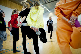FLAKKENDE BLIKK:&mdash; Hjemme sitter mange med laptopen i fanget, tv-en p� og radioen i bakgrunnen. Det flakkende inntrykksbildet gj�r at de lett blir ut�lmodige n�r de kommer til skolen og skal konsentrere seg om oppgaver over tid, sier rektor ved Runni ungdomsskole, Hilde Marie Schjerven, til Dagbladet. Foto: Bj�rn Langsem.