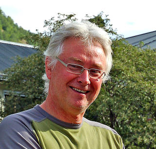 - VOKSENDE PROBLEM: - Dette er avgjort et voksende problem. Mange elever sliter med skolehverdagen, b�de faglig og kroppslig, fordi de sliter med vekta, sier rektor ved Tangen skole, Jan K�re Stedje (t.v.). Foto: Sogn Avis.