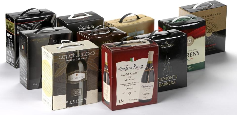 TEST AV PAPPVIN: Klikk.no har testet pappvin. I testpanelet satt Robert Lie og Mads Kleppe. Lie er norsk, nordisk og europeisk mester for vinkelnere, og er daglig leder av Grefsenkollen. Kleppe er til daglig vinansvarlig p� Kunstnernes Hus Bar og Restaurant, har s�lv fra �rets NM og fast plass p� vinkelnerlandslaget.  Foto: Petter Berg/HM Foto