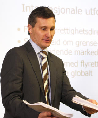 SVARER DEG:
Forbrukerombud Bj�rn Erik Thon stiller p� nettm�te om nettsvindel. 
Foto: Knut Falch / SCANPIX