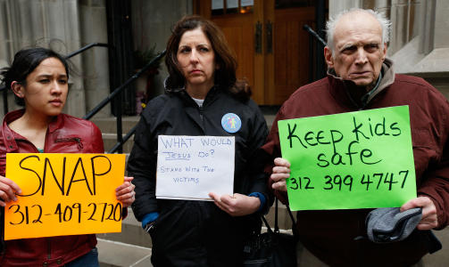UNDER PRESS:  Paven er under sterkt press etter en rekke sexskandaler den siste tiden. Her markerer en liten gruppe sin avsky mot overgrepene under en pressekonferanse i Chicago. Foto: Olson/Getty Images/AFP