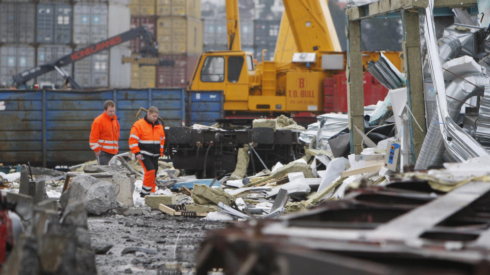 TOGKOLLISJON:  Arbeidere p� Sjurs�ya betrakter i g�r skadene etter togavsporingen. Tre personer er bekreftet omkommet  i ulykken. To personer er i tillegg innlagt p� Ullev�l med alvorlige skader. Foto: H�kon Mosvold Larsen / Scanpix