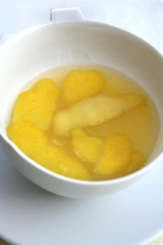 TODDY: Sitroner, vann og sukker er det eneste du trenger til denne varmende og friske etter-skitur-drikken.