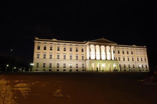 ET LYSENDE SLOTT: Dette er Slottet i Oslo, rett f�r fjor�rets Earth Hour. Foto: Lise �serud / SCANPIX