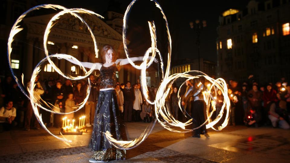 KVINNEKAMP FOR MILJ�ET: En unders�kelse viser at kvinner mer mer opptatt av milj�sp�rsm�l enn menn. Her underholder kvinner under fjor�rets markering av Earth Hour i bulgarske Sofia. Foto: REUTERS