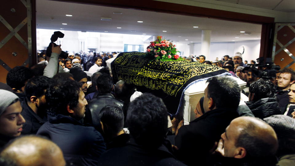 S�RGET: Mer enn tusen mennesker var samlet i Central Jamaat Ahle Sunnat mosk� p� Gr�nland for � ta farvel med avd�de Faiza Ashraf. Foto: Frank Karlsen / Dagbladet