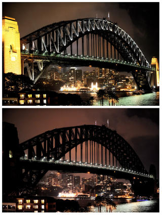 I GANG: Australia ligger litt foran oss i tid, og her ser vi at Sydney Harbour Bridge slokket lyset klokka 20.30 lokal tid i dag. Foto: AFP