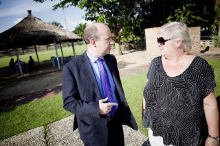 F�LGER SAKEN: Ministerr�d Gunvor Alida Endresen fra den norske ambassaden i Angola. Her sammen med den britiske diplomaten Terence Robins (t.v). Foto: Tore Meek / Scanpix