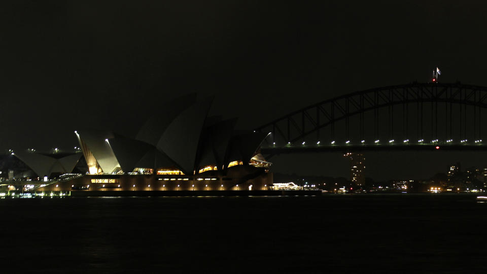 EN SVART KVELD: Da klokka rundet 20.30 i Sydney ble lysene slokket i byen og gradvis kommer resten av verden etter. Foto: AP