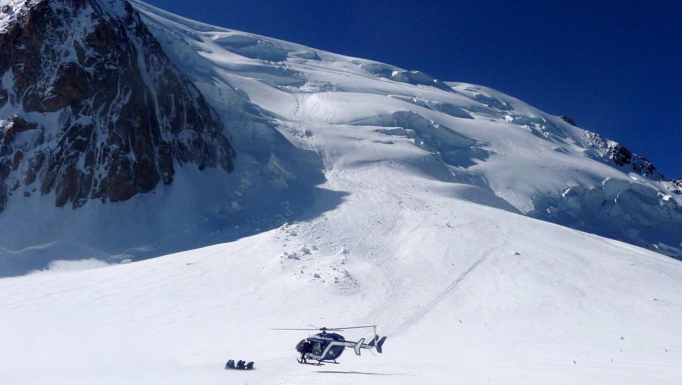 FLERE ULYKKER: Ogs� tidligere har Mont Blanc krevd liv. Her leter en patrulje etter savnede skil�pere i forbindelse med et ras i 2008. Foto: EPA