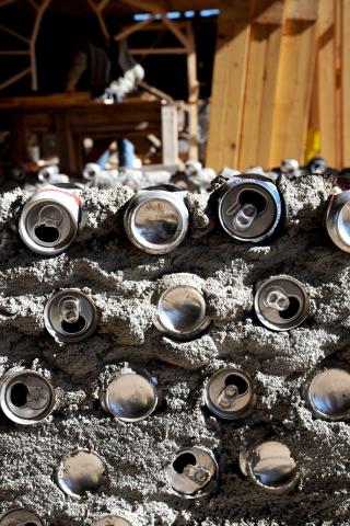 PANT: Brukte brus- og �lbokser brukes som bygningsmasse i jordskip-husene. ALLE FOTO: �istein Norum Monsen.
