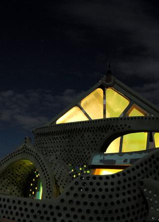 PHEOnIX BY NIGHT: Om natten endres husets utseende til et eventyraktig kakeslott.
