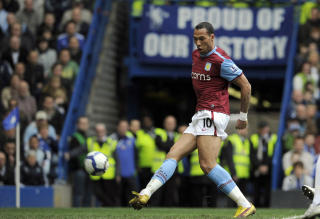 SCORING TIL LITEN NYTTE: John Carews utligningsm�l ble lite annet enn et tr�stem�l for Aston Villa slik som kampen utviklet seg.Foto: SCANPIX/AP Photo/Tom Hevezi