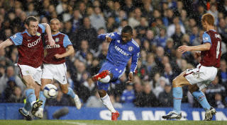 FIKK OGS� V�RE MED: Innbytter Salomon Kalou fikk ogs� v�re med p� scoringsfesten p� Stamford Bridge. Foto: SCANPIX/AFP PHOTO/GLYN KIRK