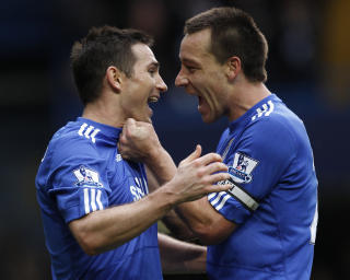 MAGISK FORESTILLING: Frank Lampard (t.v.) var alldeles str�lende, og ble hyllet av kaptein John Terry med vennskapelig risting.Foto: SCANPIX/REUTERS/ Eddie Keogh