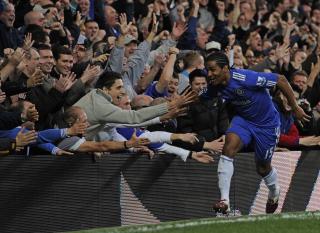 INKLUDERENDE FEIRING: Florent Malouda tok en l�petur langs sidelinja for � ta med publikum i feiringen etter � ha scoret sitt andre m�l for dagen.Foto: SCANPIX/AP Photo/Tom Hevezi