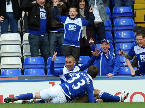 STREK I REGNINGA: Kevin Phillips utligningsm�l p� overtid, kan komme til � koste Arsenal dyrt i gullkampen.Foto: SCANPIX/AFP PHOTO/PAUL ELLIS