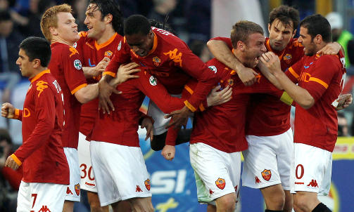 �PNINGSM�L: AS Romas Daniele De Rossi feirer sitt m�l med ellevill Roma-jubel. Foto: REUTERS