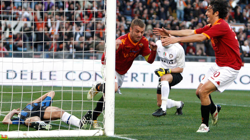 D�DT L�P: Romas Daniele De Rossi har akkurat sendt Roma i f�ringen i oppgj�ret mot Inter. Det skiller n� bare ett poeng i toppen av Serie A. Foto: REUTERS