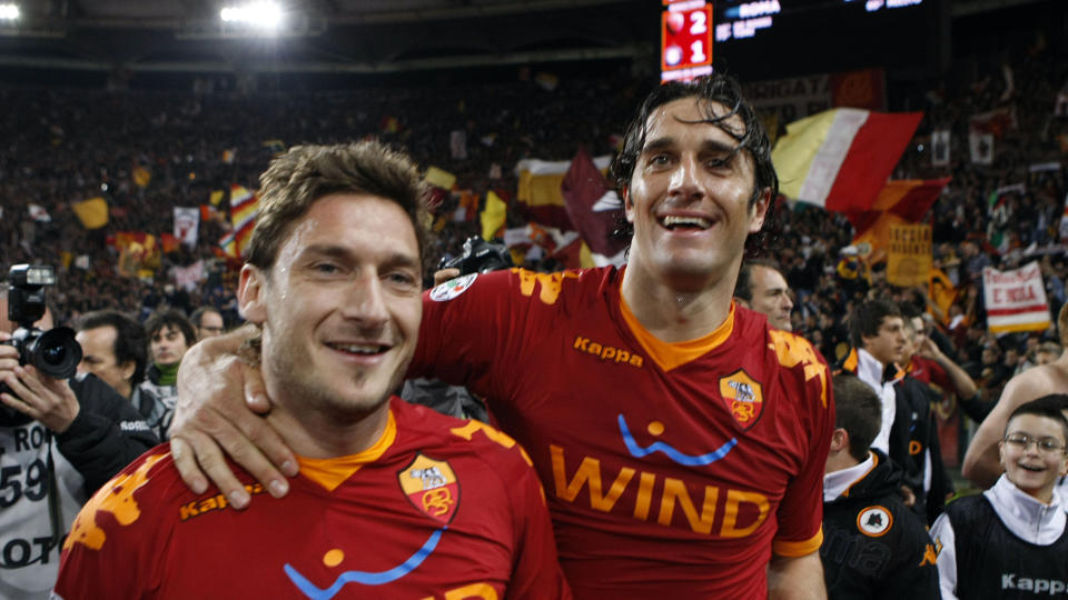 JUBELGUTTER: Francesco Totti og  Luca Toni feirer for tre poeng i gigantopgj�ret mot Inter. Det skiller n� bare ett poeng i mellom lagene i jakten p� seriegullet i Serie A. Foto: AFP