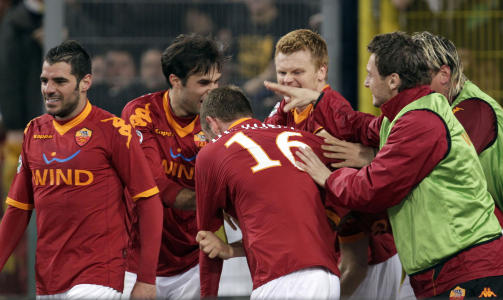 ELLEVILT: John Arne Riise feirer Luca Tonis seiersm�l sammen med lagkamerater. Foto: AP