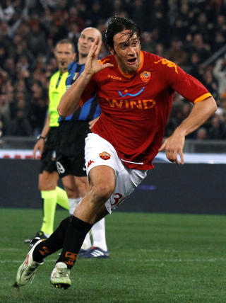 RINGREV: AS Romas Luca Toni jubler p� sedvanlig vis etter � ha avgjort gigantdramaet mot Inter. Foto: REUTERS