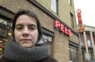 REAGERER:Siri Martinsen i dyrevernorganisasjonen NOAH reagerer sterkt p� at dyrene ble drept som en del av underholdningen p� scenen. N� anmelder de teatergruppa. Foto: Lars Eivind Bones.