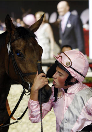 SEIERSKYSS: William Buick kysser hesten Dar Re Mi etter vinnerl�pet. Foto: REUTERS