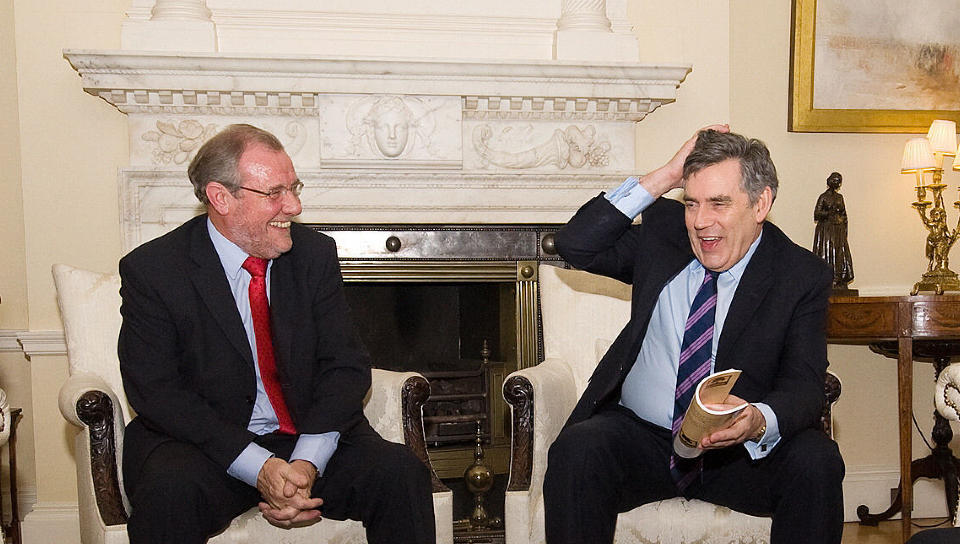 BEIT P�: Richard Caborn (t.v.), her p� bes�k hjemme hos statsminister Gordon Brown - som for ordens skyld ikke har noe med korrupsjonstr�bbelet � gj�re - gikk rett p�, da Sunday Times stilte med skjult kamera. Foto: AFP/Leon Neal/Scanpix