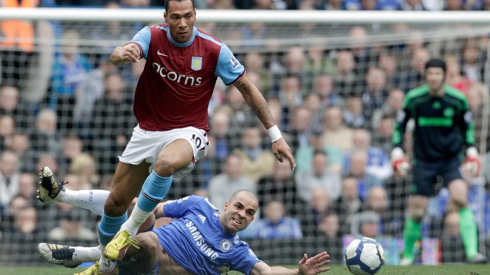 SMERTEFULLT: John Carew scoret sitt niende m�l p� de �tte siste kampene for Aston Villa, men det ble likevel en uhyggelig dag i Vest-London for nordmannen. Han ble skadet - og laget ble knust. Foto: Scanpix