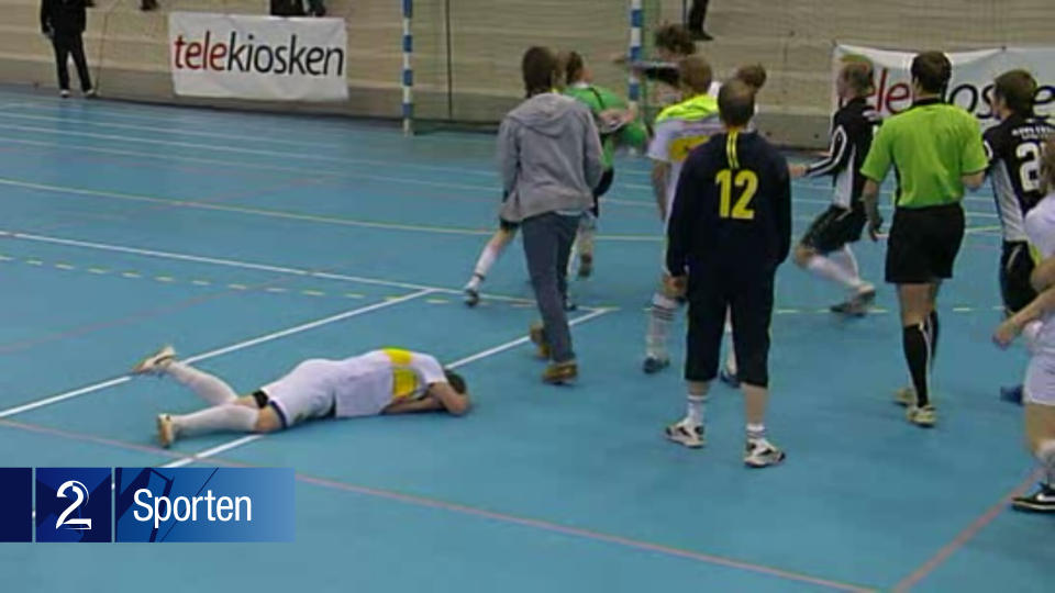 GIKK AMOK: Kongsvinger-spiller Flamur Loku hadde allerede mottatt r�dt kort da han sparket ned �ystese-keeper B�rd Gr�nhaug med et flygende spark i mageregionen.Foto: TV 2 Sporten