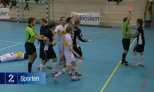 KNE I ANSIKTET: �ysteses Jon Andr� R�yrane gikk rett i bakken da Flamur Loku angivelig satte et kne i ansiktet hans. Kongsvinger-spilleren ble utvist for episoden etter kampslutt.Foto: TV 2 Sporten