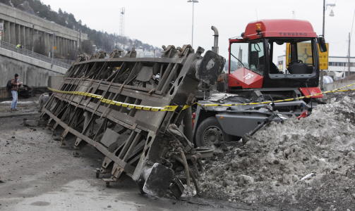 HELT KNUST: Vognene som l�p l�psk ble knust i sammenst�tet med bygninger p� Sjurs�ya. Foto: HANS ARNE VEDLOG