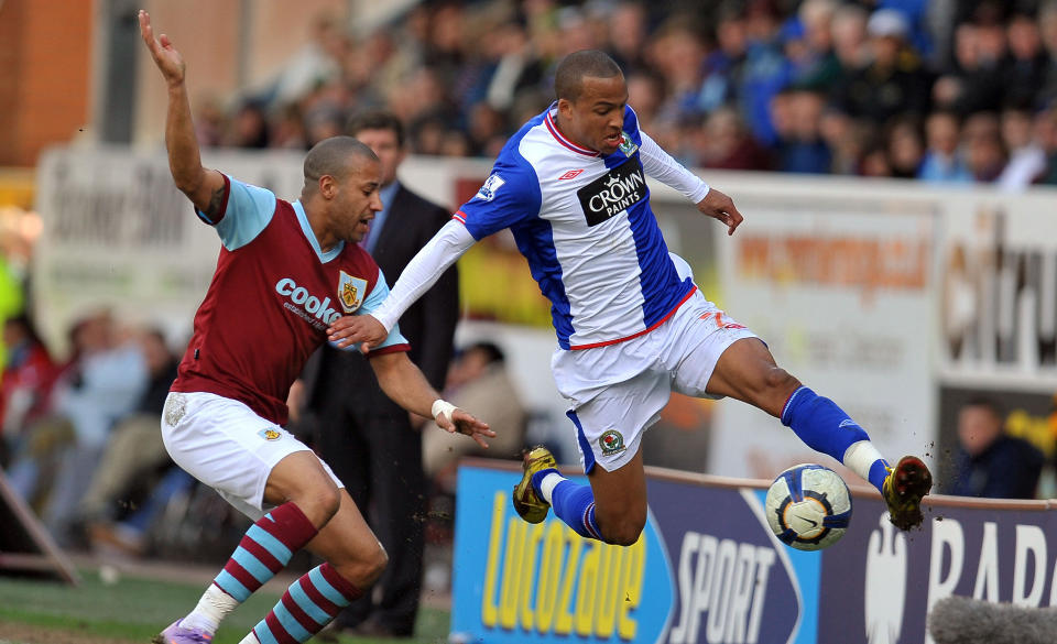 I BEGIVENHETENES SENTRUM: Blackburns Martin Olsson (t.h.) framprovoserte et straffespark som neppe burde v�rt gitt. Her er han i duell med Burnleys Tyrone Mears. Foto: SCANPIX/AFP PHOTO/ANDREW YATES