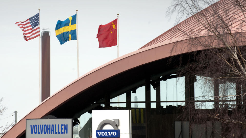 SOLGT: Det amerikanske, svenske og kinesiske flagget vaier over Volvohallen ved bilprodusentens hovedkvarter i Torslanda n�r G�teborg. Volvo-eier Ford ble s�ndag enig med kinesiske Geely om et salg av det svenske bilselskapet. Foto: Bj�rn Larsson Rosvall / Scanpix
