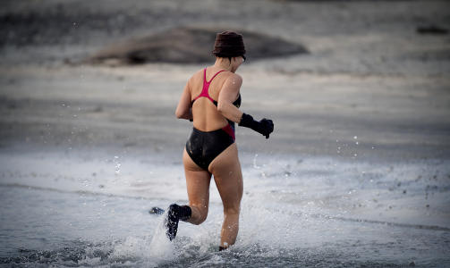 TILBAKETREKNING: Et av badeforeningens ferske medlemmer i hurtig retrett. Foto: Bj�rn Langsem/DAGBLADET