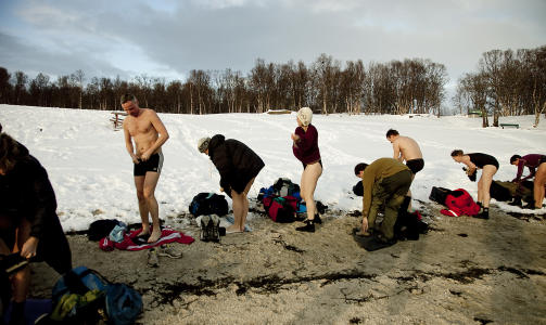 ISBADERE: Medlemmer av Ishud gj�r seg klare til fredagens bad. Fra venstre:   Nils Ove Sollid, Ann Helen Olsen, Grethe Svendsen, Ola Hind, Terje Furnes, Sigrun Lilletvedt og Wencke Koldingsnes. Foto: Bj�rn Langsem/DAGBLADET.