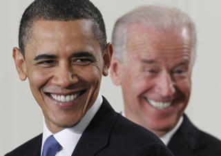 GLADE GUTTER: Etter m�neder med motgang og politisk stampe har Obama og visepresident Joe Biden all grunn til � kunne smile bredt. Denne uken har v�rt en dr�m for den sittende administrasjonen, med den ene store seieren etter den andre. Foto: AP/Charles Dharapak/SCANPIX