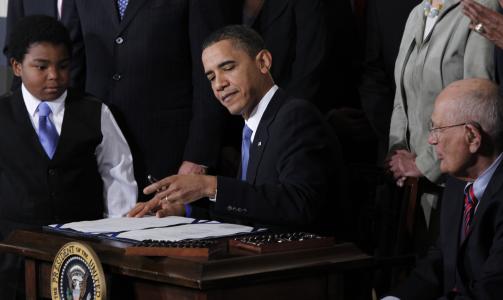 TRIUMF: Tirsdag kunne Barack Obama signere den nye helseloven som markerer hans st�rste politiske triumf siden han overtok makten. Foto: AP/Charles Dharapak/SCANPIX